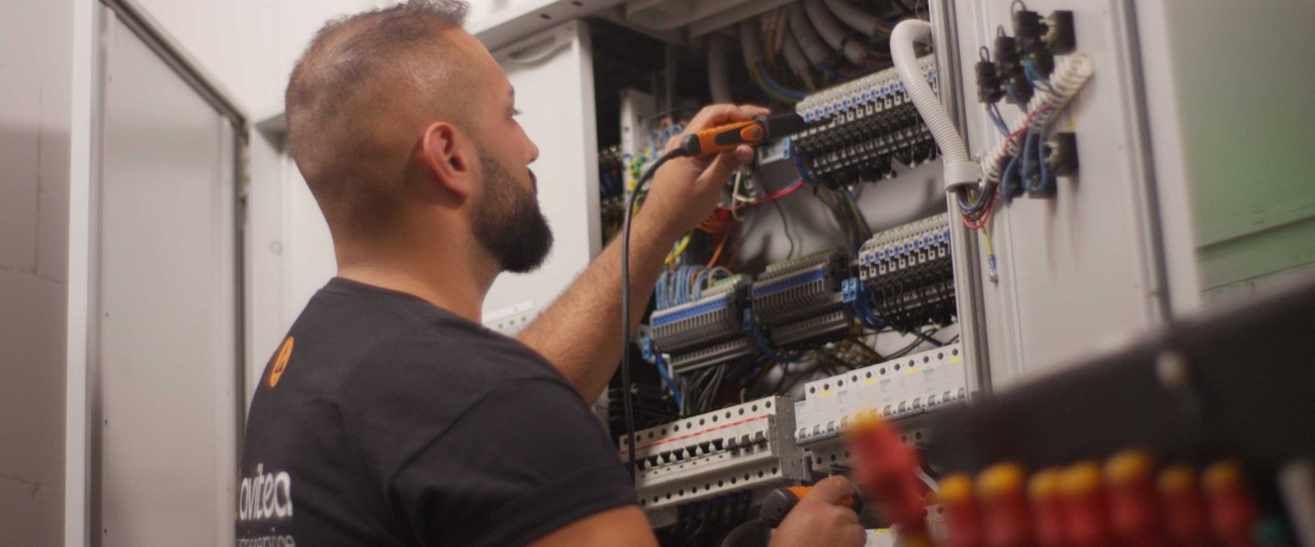 Elektrodienstleistungen am Sicherrungskasten von avitea Industrieservice