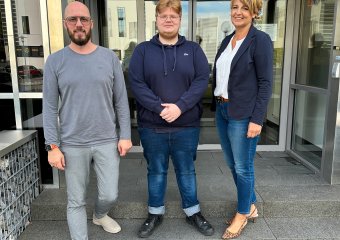 Karsten Bansemer und Jacqueline Sommer mit neuem Azubi