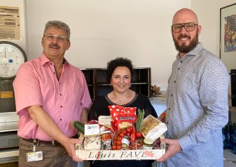 Präsentkorb Übergabe mit 3 Personen