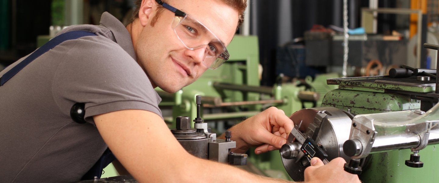 Mann an einer Maschine