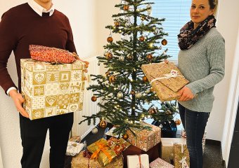 Lippstädter Wunschbaumaktion mit geschmücktem Baum und Geschenken