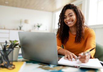 Frau an Laptop Erfolgreich Gehaltverhandlungen führen