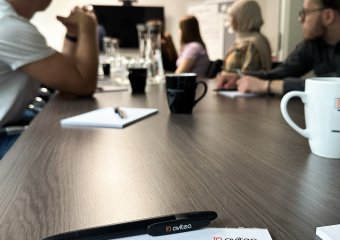 Schreibblock mit Text auf einem Tisch