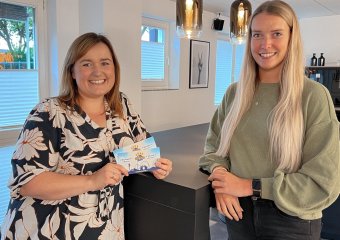 2 Frauen an einem Stehtisch