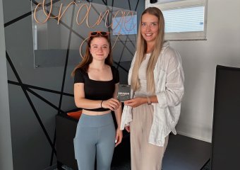 Gutscheinübergabe mit  2 Personen