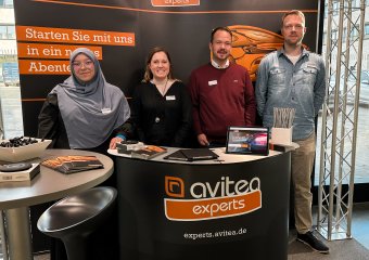 4 Personen an einem Messestand