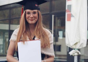 Studienabschluss einer Mitarbeiterin