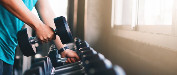 Kooperation mit Fitnessstudios Person beim Training im Fitnesstudio