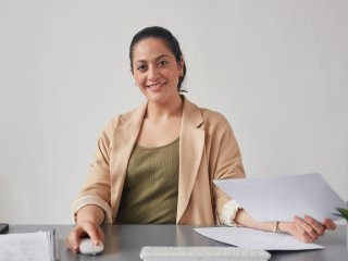 junge Frau sitzt in Büro