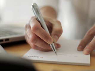 avitea Mitarbeiter macht Notizen