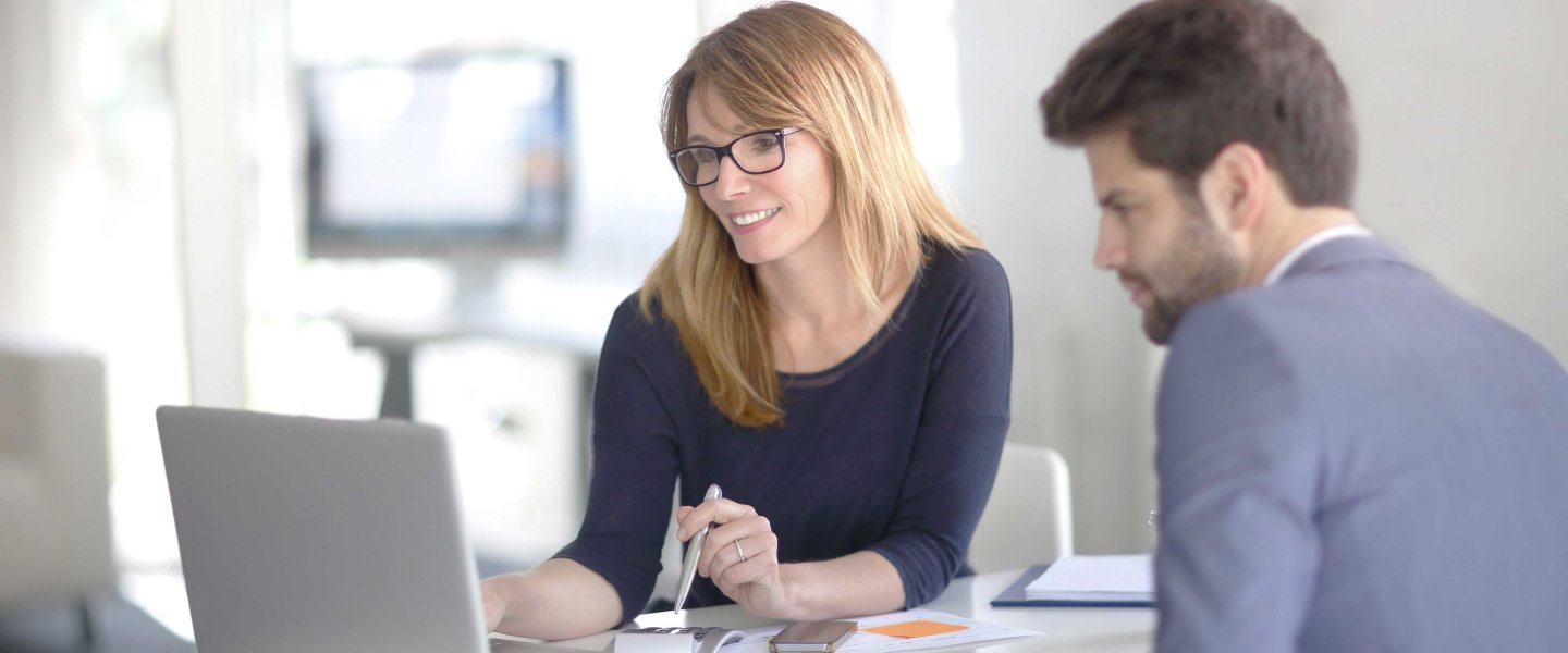 Frau und Mann besprechen Ergebnisse im Büro bei avitea