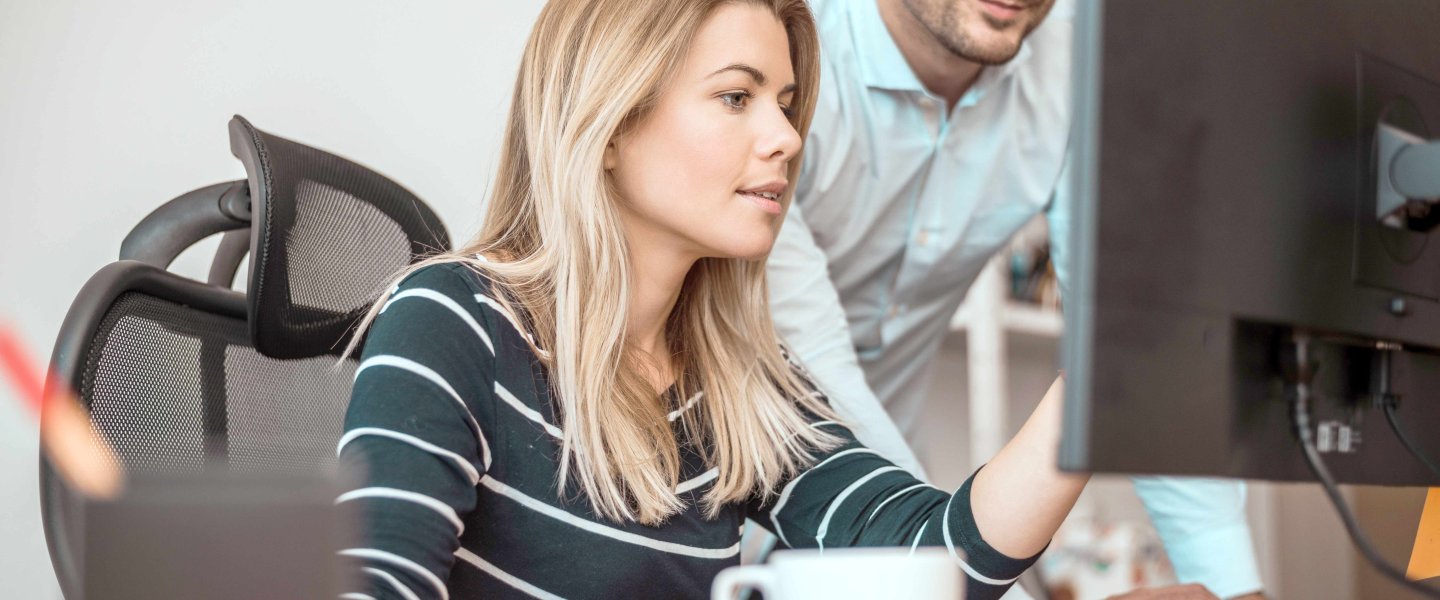 Frau und Mann im Büro bei avitea