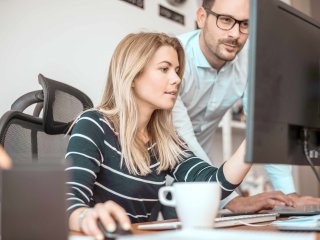 Frau und Mann im Büro bei avitea