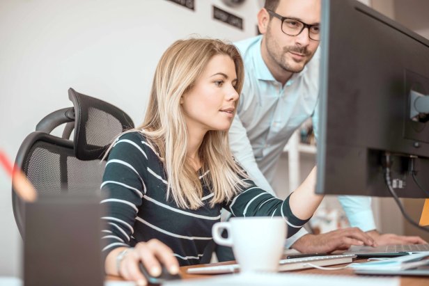 Frau und Mann im Büro bei avitea