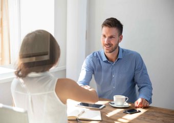 Gespräch mit Vereinbarung durch Handdruck
