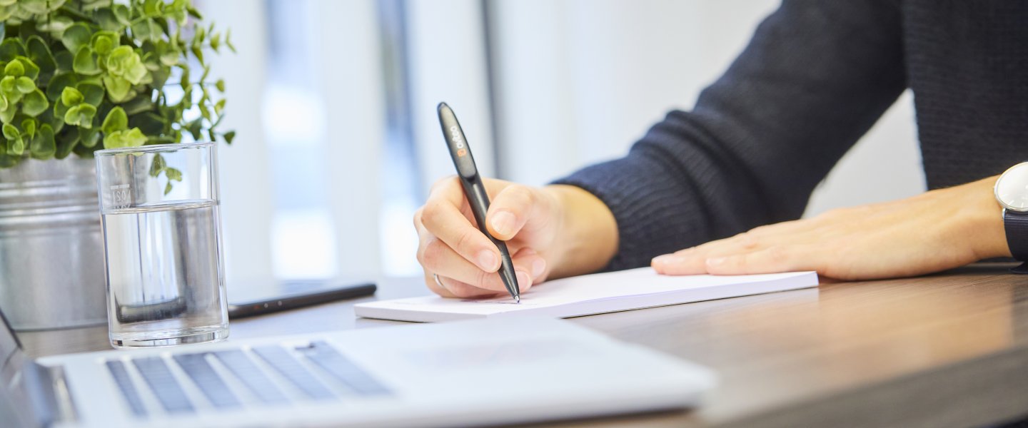 Person macht Notizen auf Blog 