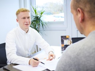 Gespräch mit einem Bewerber bei avitea