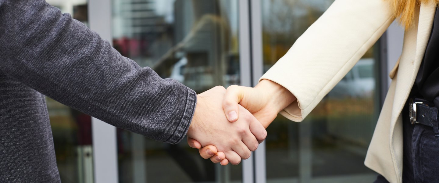 Begrüßen eines Bewerbers bei avitea