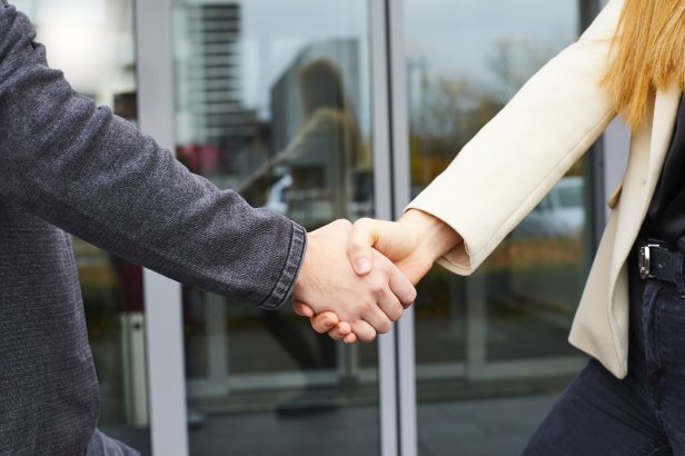 Begrüßen eines Bewerbers bei avitea