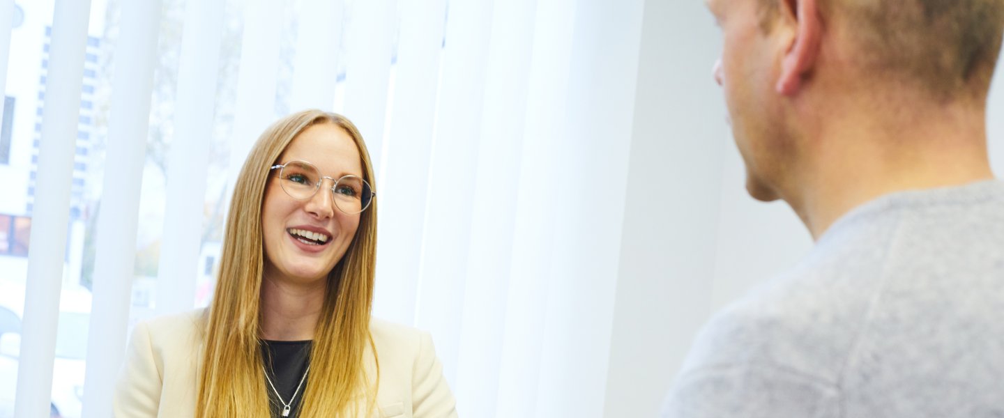 Gespräch unter zwei Mitarbeitern bei avitea