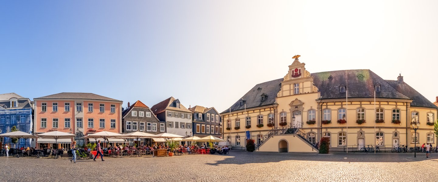 Weitwinkelaufnahme in Lippstadt am Rathausplatz