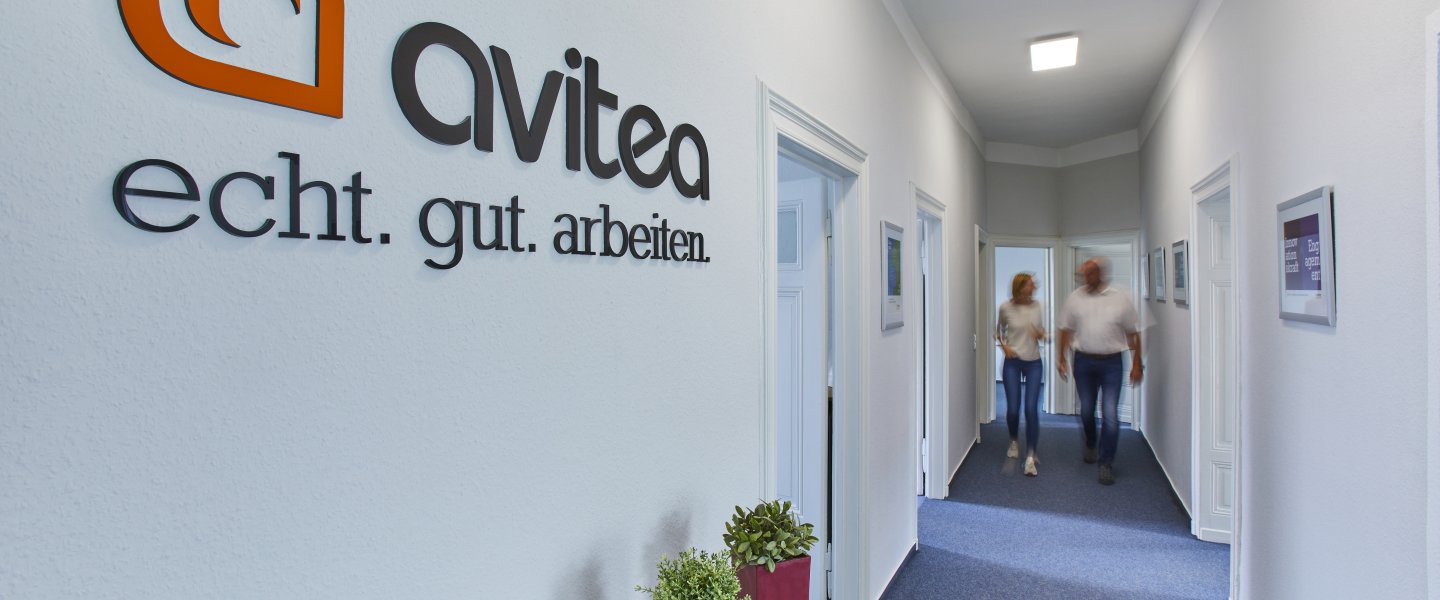avitea Flur in Soest mit Angestellten in Bewegung