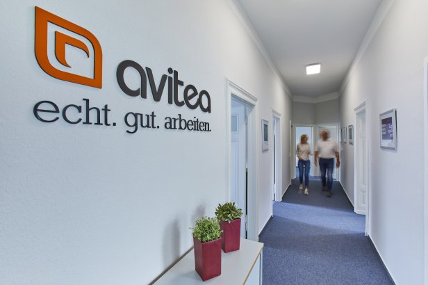 avitea Flur in Soest mit Angestellten in Bewegung