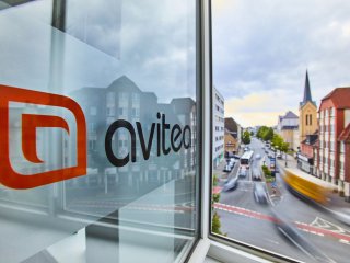 avitea Logo im Fester an Recklinghausen Standort mit Blick auf Straße