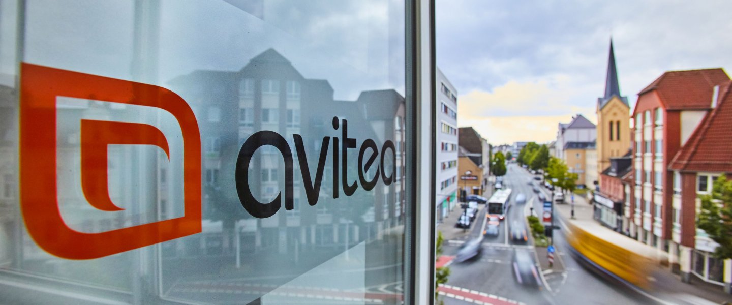 avitea Logo im Fester an Recklinghausen Standort mit Blick auf Straße