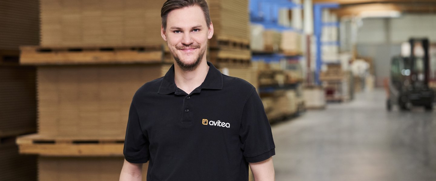 Gewerblicher avitea-Mitarbeiter Gewerblicher avitea-Mitarbeiter in Produktionshalle