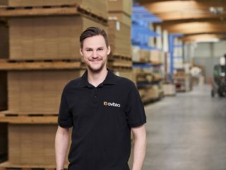 Gewerblicher avitea-Mitarbeiter Gewerblicher avitea-Mitarbeiter in Produktionshalle