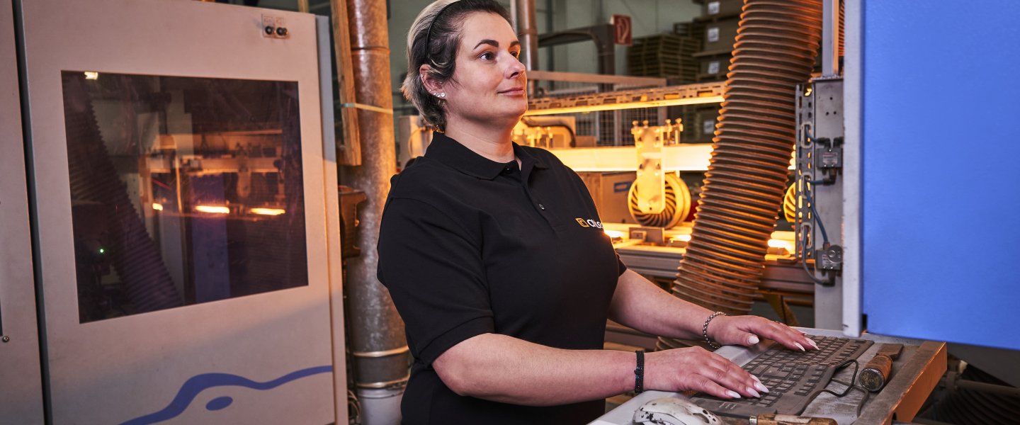 Gewerbliche Mitarbeiterin bei avitea Gewerbliche Mitarbeiterin bei avitea in der Produktionshalle