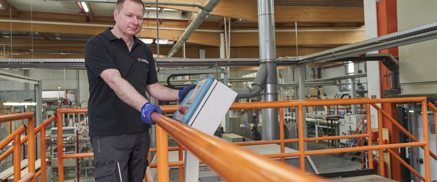 Gewerblicher Mitarbeiter von avitea  Gewerblicher Mitarbeiter von avitea am Bedienpult