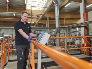 Gewerblicher Mitarbeiter von avitea  Gewerblicher Mitarbeiter von avitea am Bedienpult