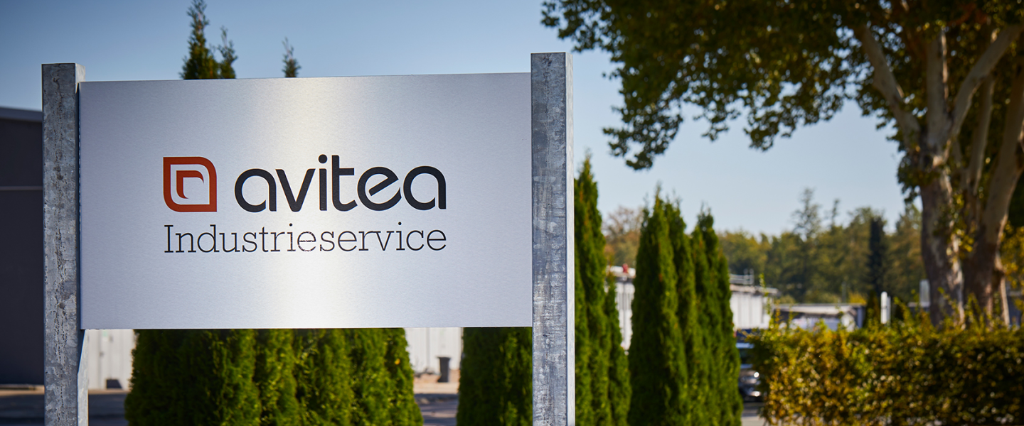 Schild mit avitea Industrieservice Logo Schild mit avitea Industrieservice Logo