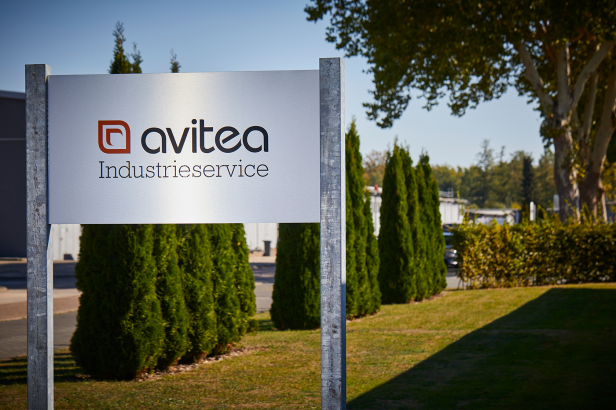 Schild mit avitea Industrieservice Logo Schild mit avitea Industrieservice Logo