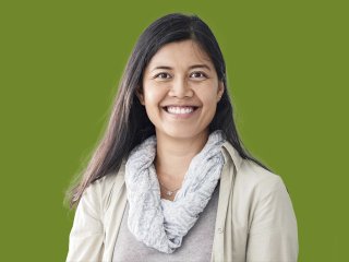 Lächelnde Frau mit langen braunen Haaren