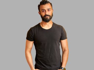 Bärtiger Mann mit schwarzem T-Shirt